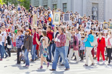 Samara, Rusya - 9 Mayıs 2016: Alay ölümsüz alayın insanlarda yıllık zafer günü