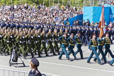 Samara, Rusya - 9 Mayıs 2017: Rus askerleri Mart yıllık zafer da'da geçit töreninde