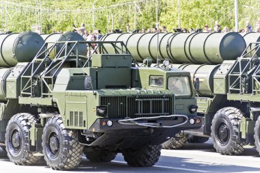 Samara, Rusya - 9 Mayıs 2017: Rus askeri nakliye tarih yıllık Zafer Bayramı geçit töreninde