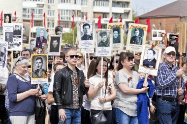 Samara, Rusya - 9 Mayıs 2017: Alay ölümsüz alayın insanlarda yıllık zafer günü