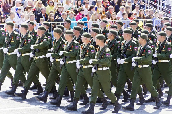俄罗斯萨马拉 2016年5月9日 俄罗斯士兵在一年一度的胜利游行上游行 — 图库照片