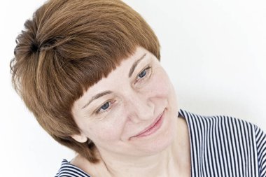 Haitcut çizgili kıyafetler beyaz duvarının yakınında güzel bir kadınla