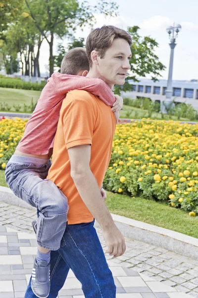 Sohn Hängt Auf Schultern Des Vaters Böschung — Stockfoto