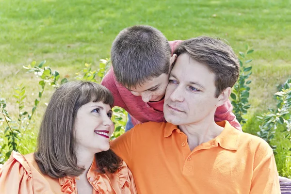 Retrato Familia Feliz Con Madre Padre Hijo —  Fotos de Stock