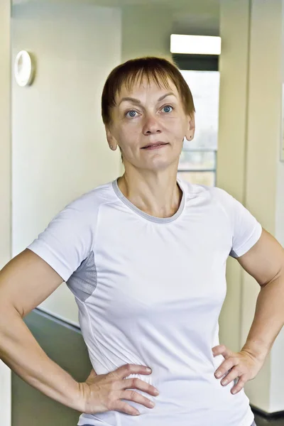 Mujer Mayor Con Corte Pelo Corto Gimnasio — Foto de Stock