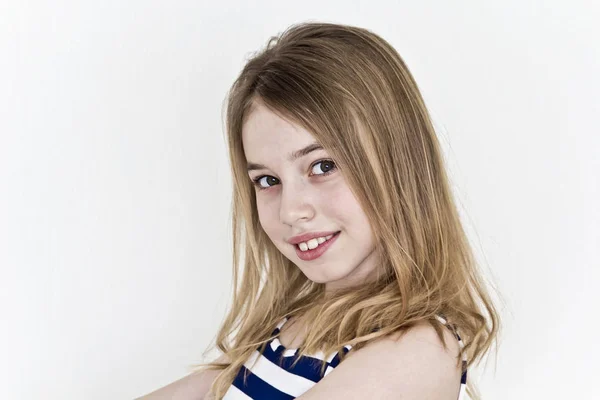 Sevimli kız Onbir yaşında beyaz zemin üzerine sarı uzun saçlı