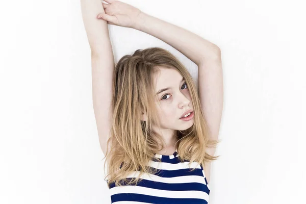 Beyaz duvar ve yukarı doğru Onbir yaşında kız ayakta eller