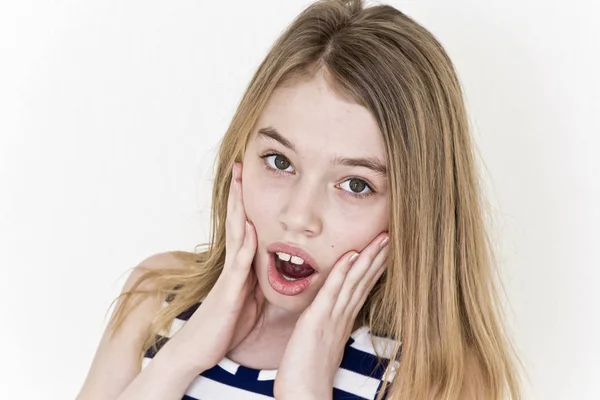 Sürpriz kız beyaz Onbir yaşında yakın portresi