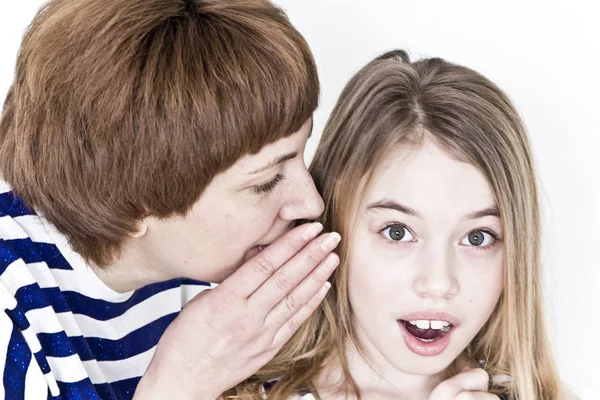 Flüsternde Mutter Und Tochter Gestreifter Kleidung Nahe Weißer Wand — Stockfoto