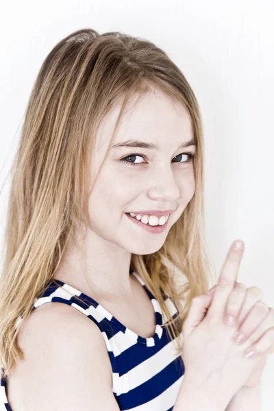 Sevimli kız Onbir yaşında beyaz zemin üzerine sarı uzun saçlı