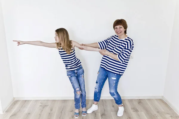 Glücklichste Mutter Und Tochter Spielen Gestreiften Kleidern Der Weißen Wand — Stockfoto