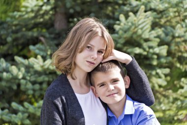 Kız ve erkek kardeşim yaz zamanda yürüyor