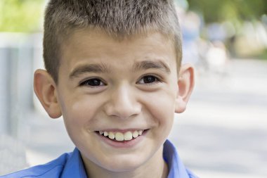 Gülümseyen yakışıklı yaz arka planda Onbir yaşında