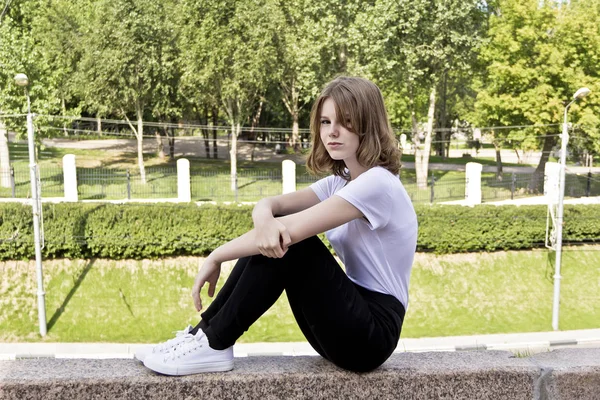 Chica Catorce Años Edad Blanco Están Sentados Acera — Foto de Stock