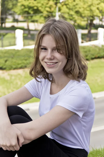 Girl Fourteen Years Old White Sitting Curb — Stock Photo, Image