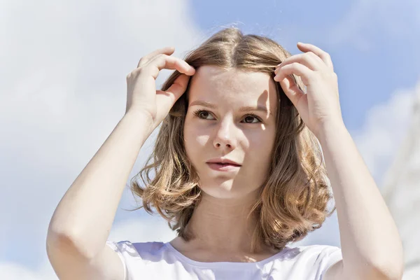 Porträt Von Niedlichen Blonden Mädchen Glätten Die Haare — Stockfoto