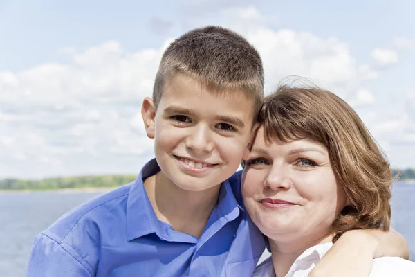夏天河背景上最快乐的母亲和儿子 — 图库照片
