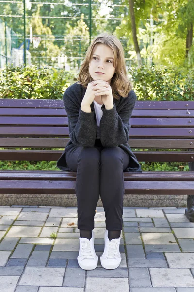 Bella Ragazza Quattordici Anni Sono Seduti Sulla Panchina — Foto Stock