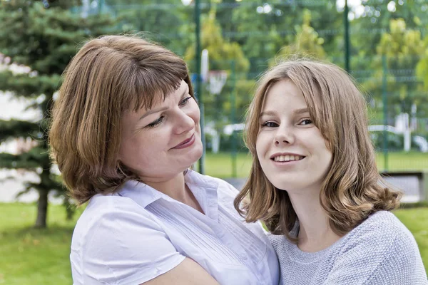 Madre Hija Más Felices Catorce Años Hora Verano —  Fotos de Stock