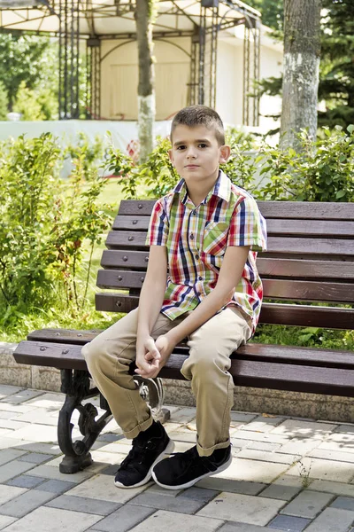 Niedliche Brünette Jungen Sitzen Auf Der Bank Sommer — Stockfoto