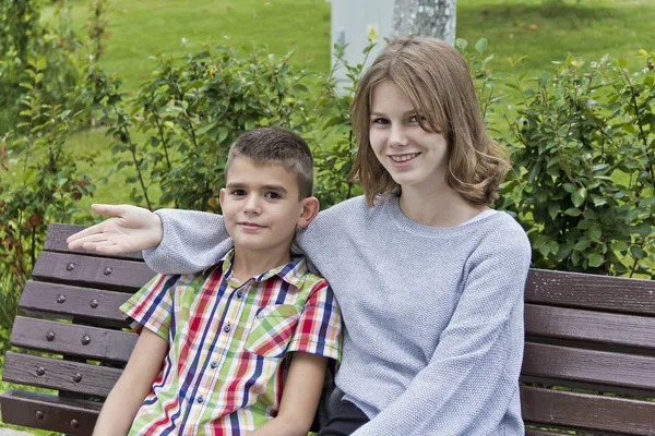 Hermano Hermana Están Sentados Banco Verano — Foto de Stock