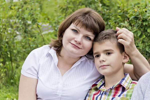 Lyckligaste Mor Och Son Elva Gammal Sommartid — Stockfoto