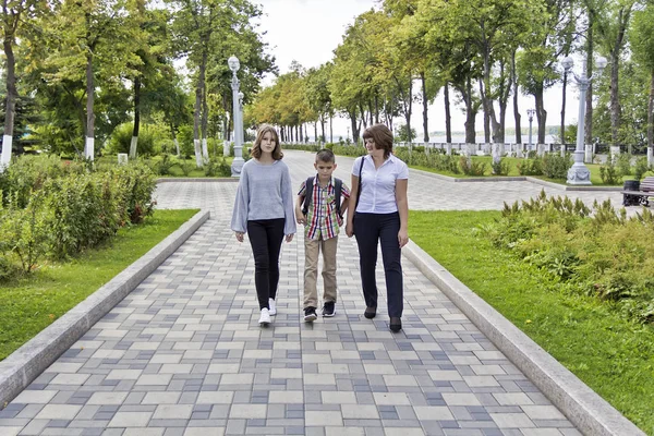 Madre Más Feliz Con Hija Hijo Caminando Summe — Foto de Stock