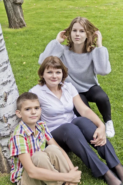 Madre Más Feliz Con Hija Hijo Gras Verdes — Foto de Stock