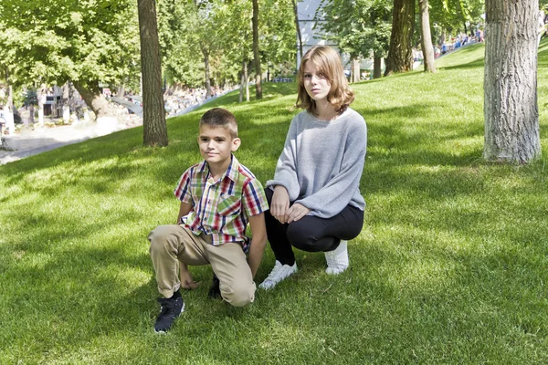 Hermano Hermana Están Sentados Sobre Hierba Verde Parque — Foto de Stock