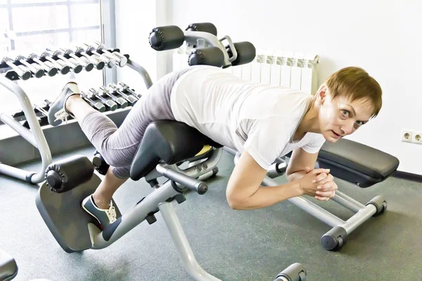 Oudere Lachende Vrouw Met Een Kort Kapsel Sportschool — Stockfoto