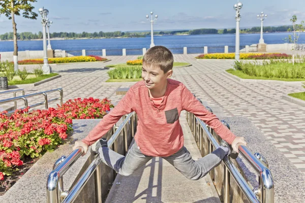 Tiener Jongen Oefening Bij Dijk Zomer — Stockfoto