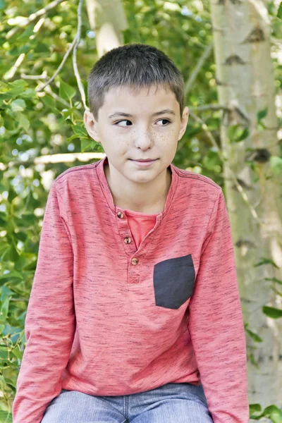 Вертикальный Портрет Мальчика Подростка Розовом Смотрят Вправо — стоковое фото