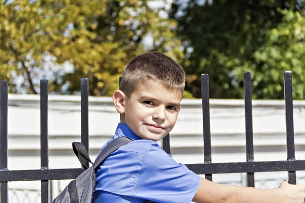 Junge Hängt Mit Schulrucksack Zaun — Stockfoto