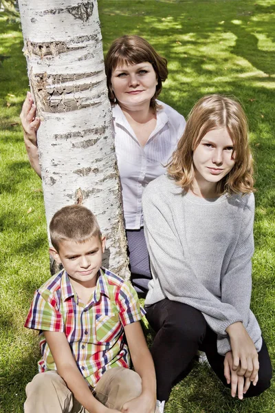 Madre Más Feliz Con Hija Hijo Están Sentados Gras Verdes —  Fotos de Stock