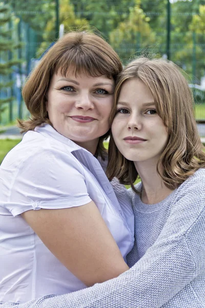 Madre Figlia Più Felici Quattordici Anni Nel Periodo Estivo — Foto Stock