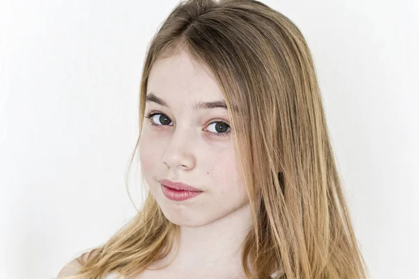 Aranyos Lány Tizenegy Éves Szőke Hosszú Hajú Fehér Háttér Jogdíjmentes Stock Képek
