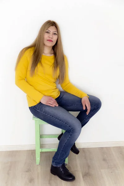 Atrakcyjna Młoda Dziewczyna Żółto Siedzą Stołku — Zdjęcie stockowe