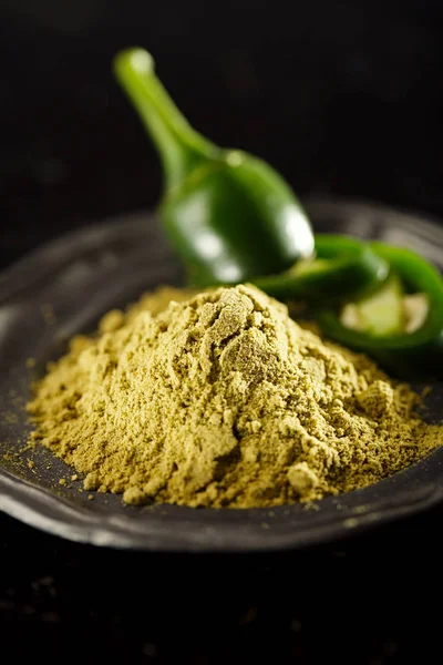 Σωρό Jalapeno Πράσινο Τσίλι Σκόνη Στο Πιάτο — Φωτογραφία Αρχείου