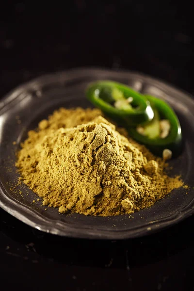 Σωρό Jalapeno Πράσινο Τσίλι Σκόνη Στο Πιάτο — Φωτογραφία Αρχείου