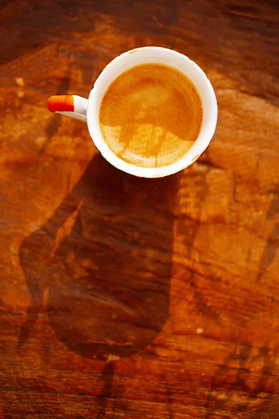 咖啡杯在复古木桌上拍摄 顶部视图 Spase — 图库照片
