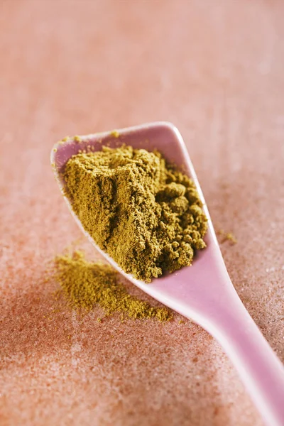 Jalapeno Green Chilli Powder Sobre Fundo Narble Rosa — Fotografia de Stock