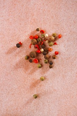 Beş biber karışımı - pembe karabiber, karabiber, beyaz karabiber, yeşil peppercorns ve yenibahar bütün