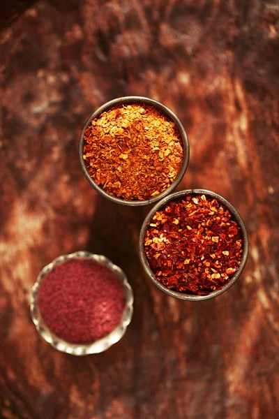 RAS el hanout ve harissa morrocan kırmızı seksi chilles en iyi baharatlarla karışımı baharat