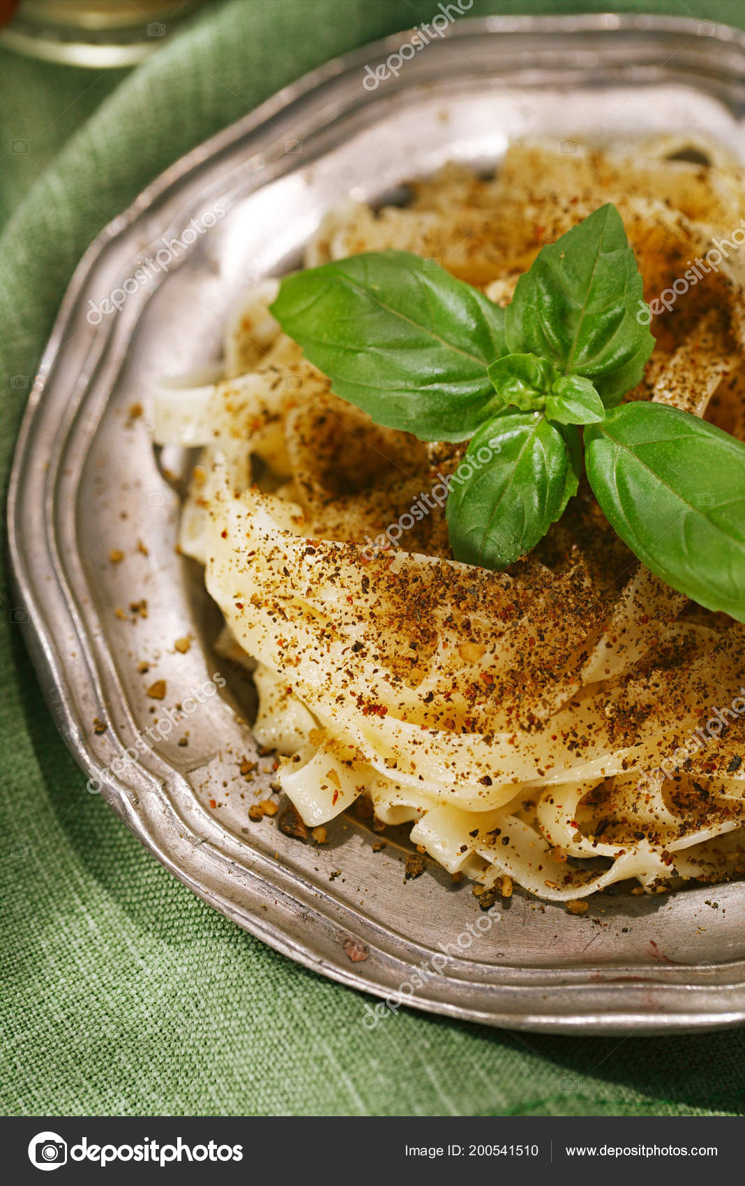 Pesto Pasta Basil Garlic Pine Nuts Sun Dried Tomatoes Served — Stock