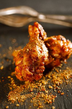 Tavuk kanadı susam, badem, fındık, kimyon, kişniş ile yakın görünümünü, deniz tuzu taş tabakta.