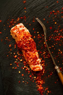 Fas kırmızı sıcak chilles sıcak füme somon dilimi