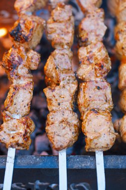 Et kebap şişleri ve alev ile ızgara