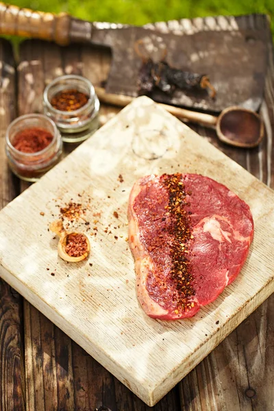 Chipotle Vlokken Chili Kruiden Roos Zeezout Met Rauwe Biefstuk Van — Stockfoto