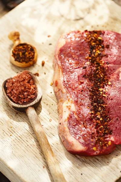 Chipotle Flakes Chilli Spice Rose Sea Salt Bbq Raw Beef — Stock Photo, Image