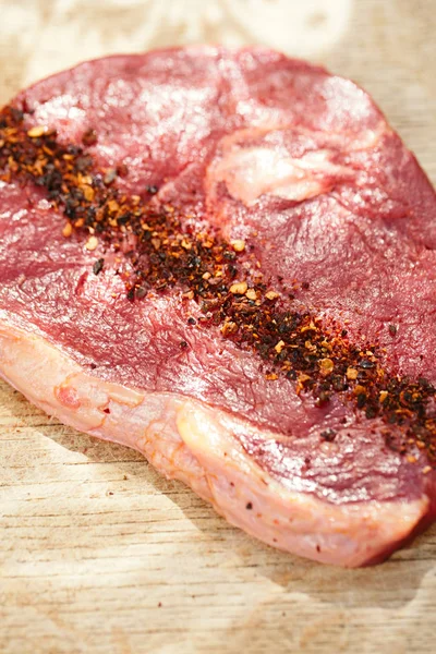 Chipotle のクローズ アップ フレーク木製基板上バーベキュー牛肉ステーキ唐辛子スパイス — ストック写真